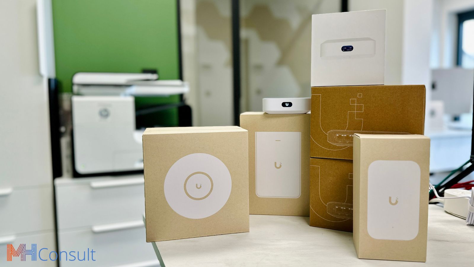 Bornes wifi préparées à l’atelier Bornes wifi professionnelles préparées à l'atelier MHConsult avant installation